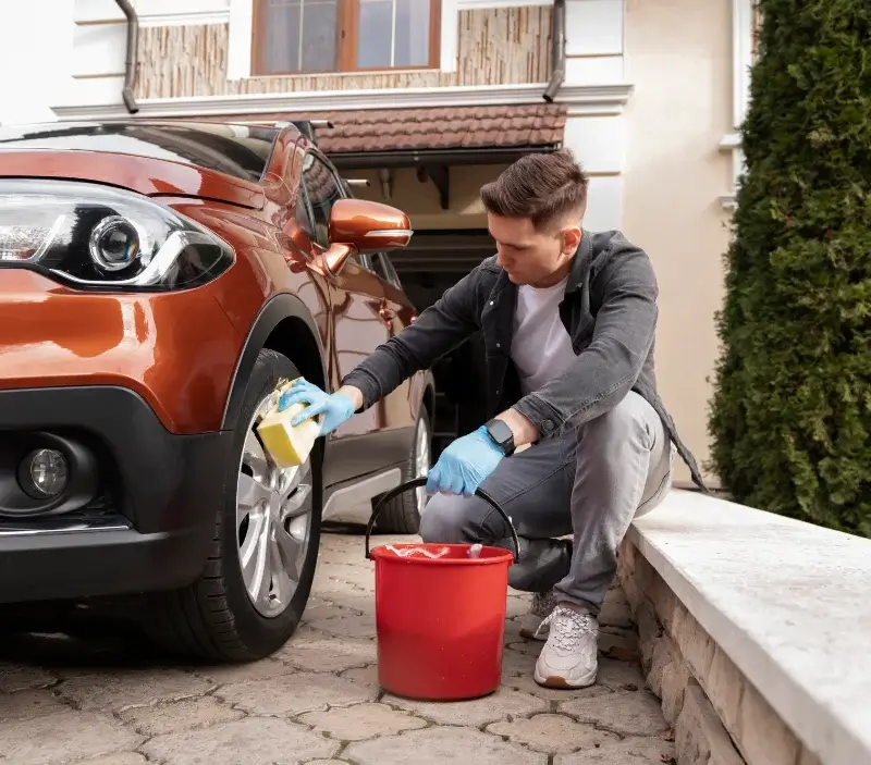 Lavage auto à domicile Bréau-Mars : professionnel intervenant sur un véhicule